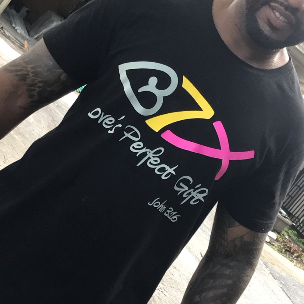 ‘Love’s Perfect Gift’ John 3:16 Black Tee